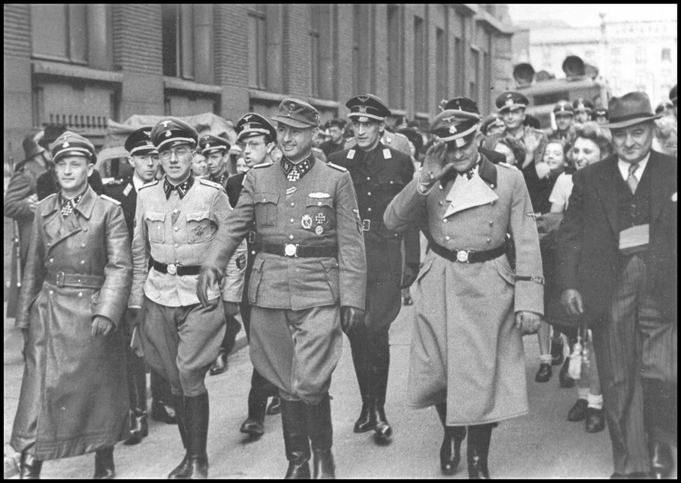 8. 1944.04.01 Charleroi Réception LD+Dietrich+Englebin 1.JPG