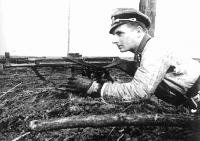 Léon Gillis from the Wallonien Division scans for enemy forces in Pomerania in the spring of 1945. He is armed with a StG 44 assault rifle.jpg