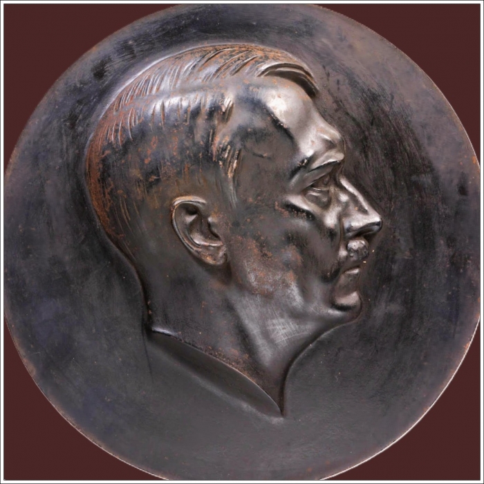 Breker Médaillon Hitler.jpg