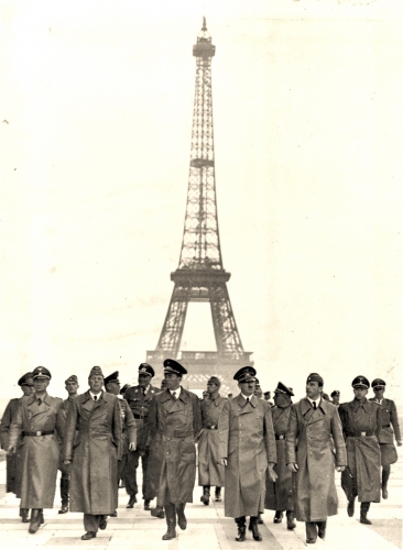 AH+entourage Eiffel 23.06.1940.jpg