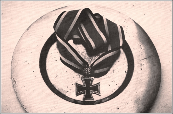 Croix Chevalier Plateau étain.jpeg