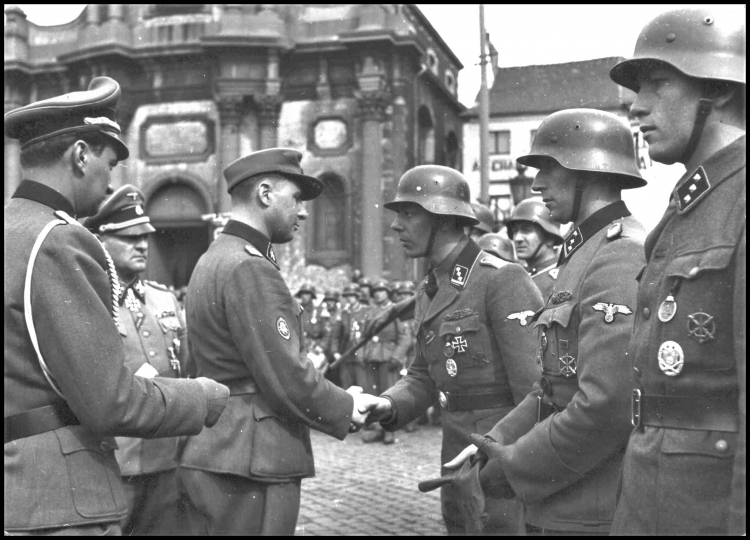 12. 1944.04.01 Charleroi Remise décorations 1.JPG